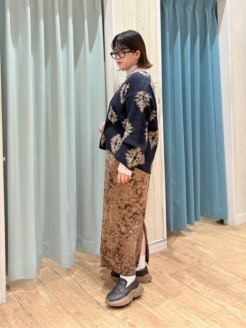 砂糖さんの「SHOO･LA･RUE｜羽織るだけでスタイリングの主役に 起毛柄カーディガン」を使ったコーディネート
