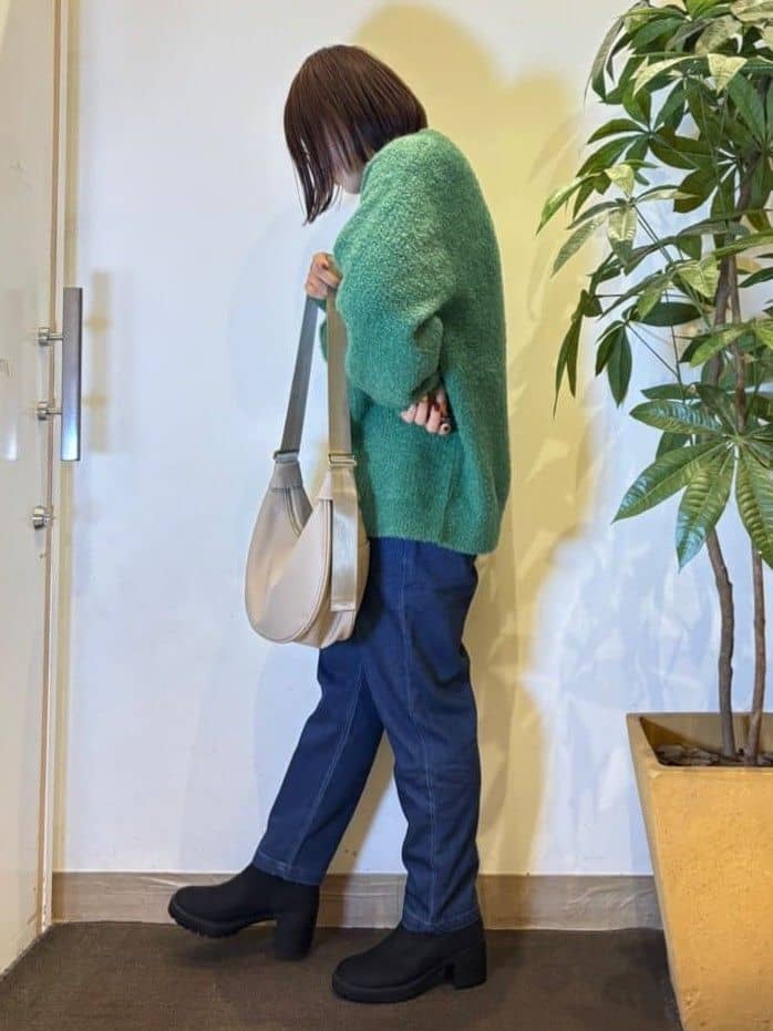 TOWAさんの「SHOO･LA･RUE｜【高レビュー/SS-LL/美脚シルエット】自然に体型カバー イージーデニム テーパードパンツ」を使ったコーディネート