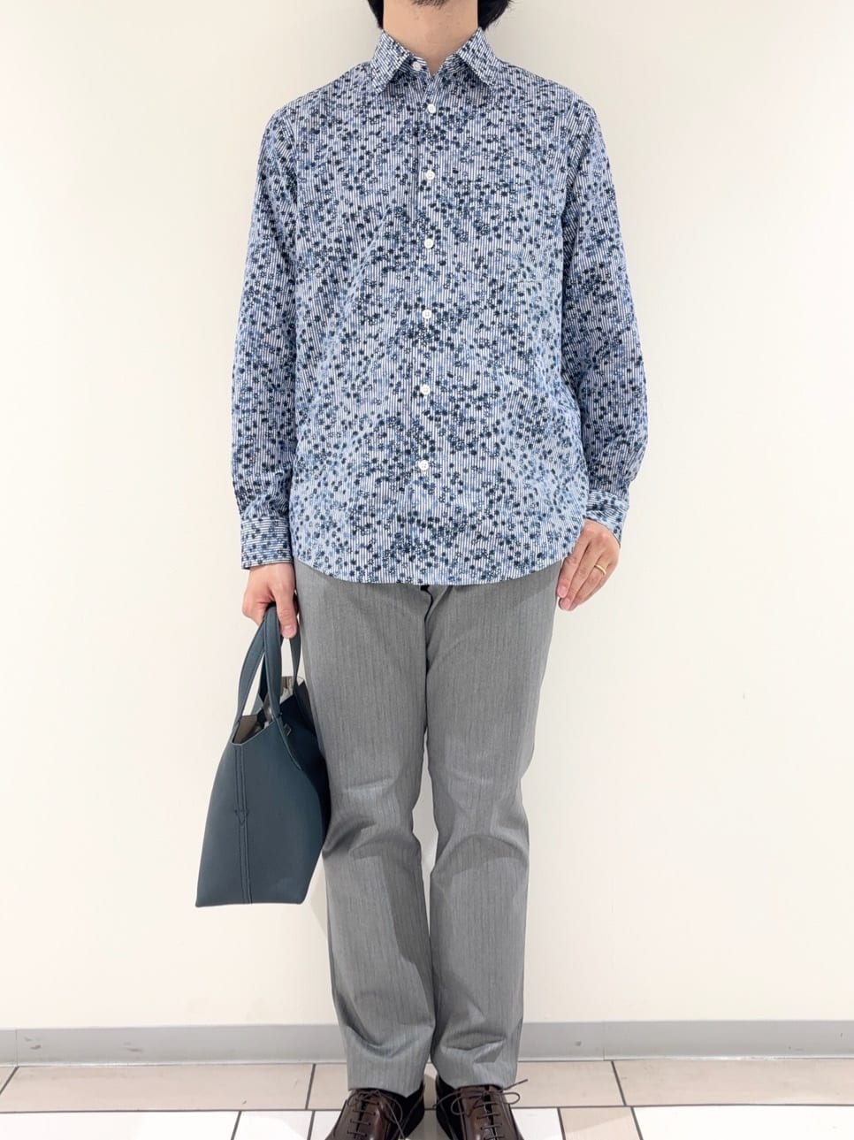 及川さんの「TAKEO KIKUCHI｜ストライプ小花 長袖シャツ」を使ったコーディネート