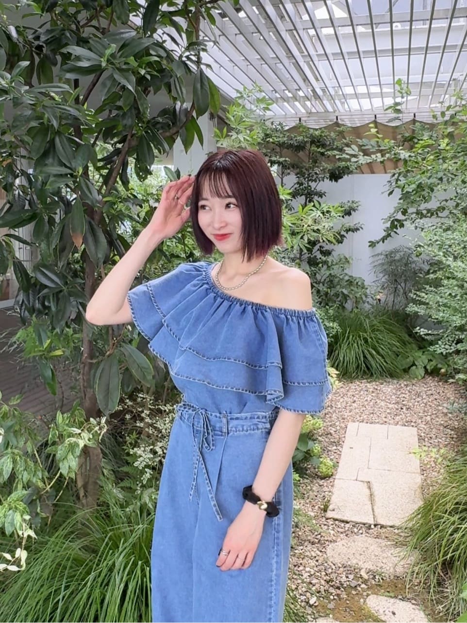 𝐜𝐡𝐢𝐤𝐚さんの「SHOO･LA･RUE｜【セットアップ可/前後2WAY/オフショル2WAY】着こなしを楽しめる デニムフリルブラウス」を使ったコーディネート