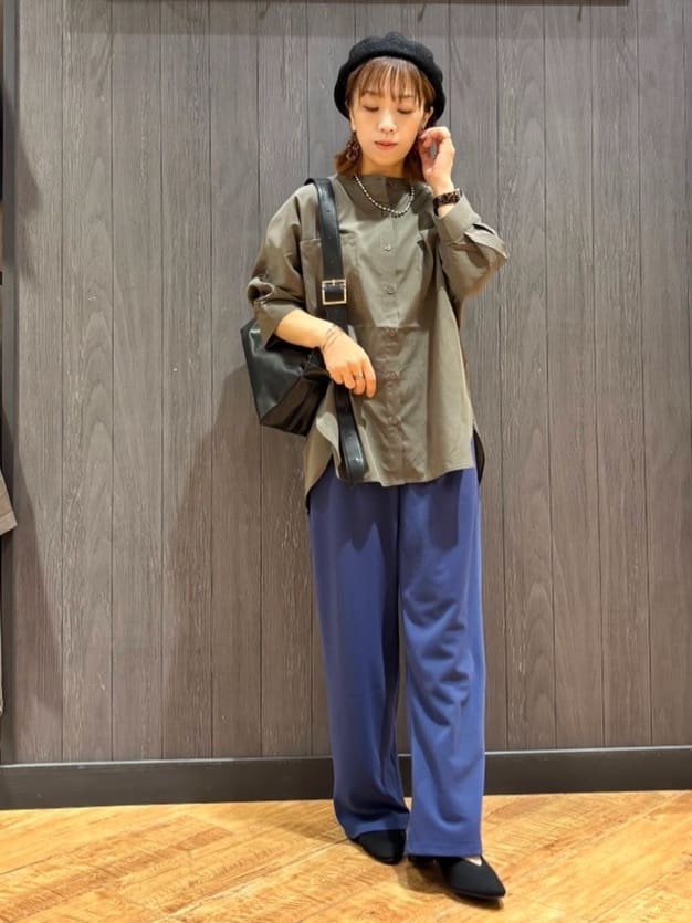 meiさんの「SHOO･LA･RUE｜【S-LL/洗濯後しわになりにくい】コットン風 前あきドルマンブラウス」を使ったコーディネート