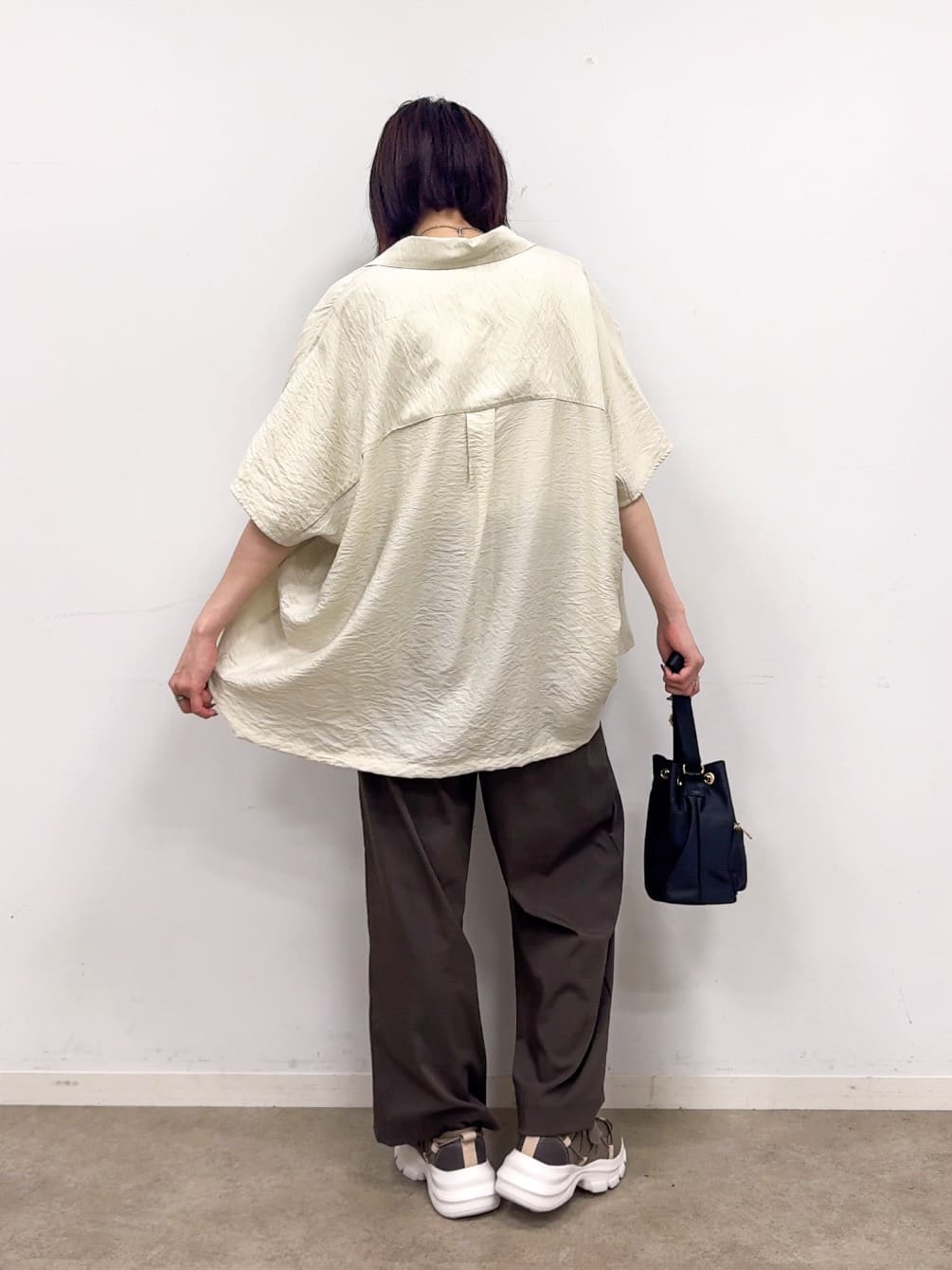 𝐜𝐡𝐢𝐤𝐚さんの「SHOO･LA･RUE｜【洗える/S-LL/5分袖】1枚でも羽織としても。さらさらドレープシャツ」を使ったコーディネート