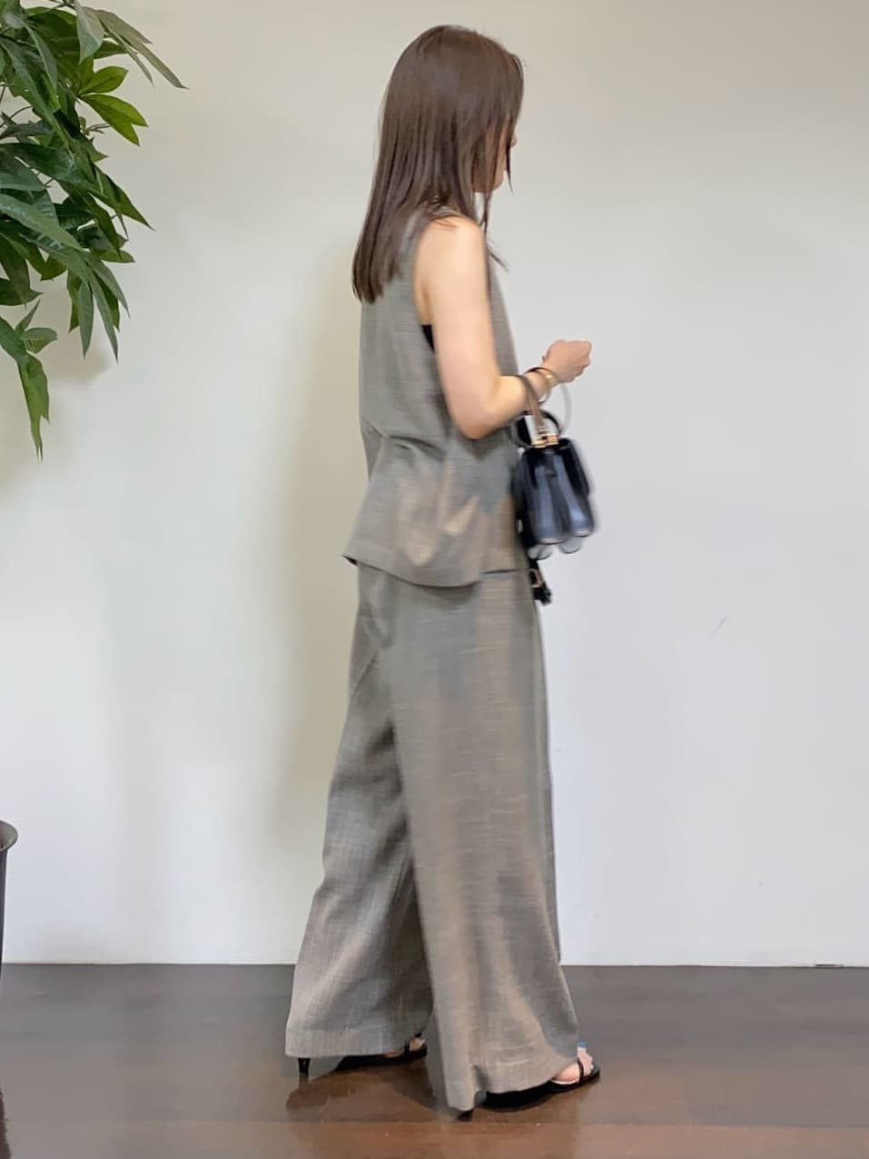 tomoさんの「UNTITLED｜【セットアップ可/洗える】梳毛調合繊Vネックベスト」を使ったコーディネート
