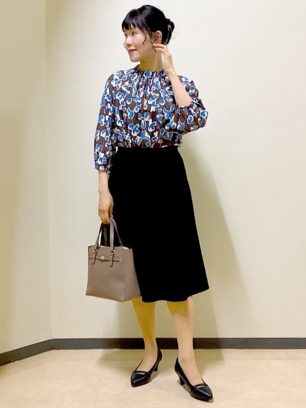  beni_gingerさんの「Reflect｜【ジャケットのインナーにおすすめ◎】花柄タックデザインブブラウス」を使ったコーディネート