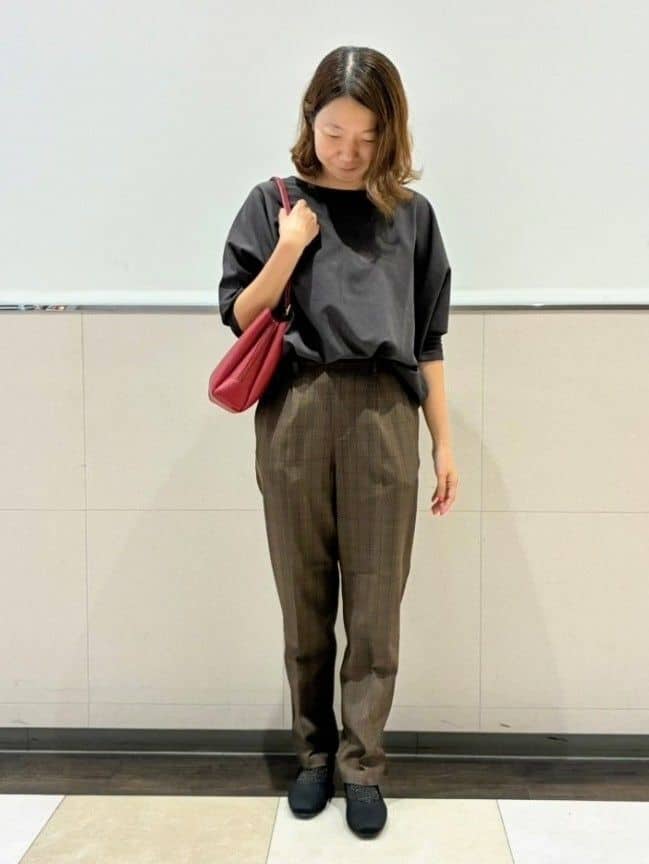 ジュンさんの「SHOO･LA･RUE｜【S-LL/チェック柄アソート】脚のラインをきれいに見せる タックテーパードパンツ」を使ったコーディネート