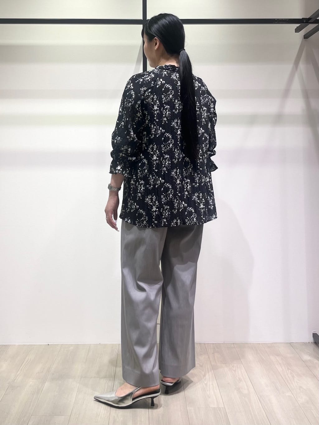 hasuさんの「INDIVI｜【モノトーン小花柄／シャーリング素材】ボリューム袖エアリーブラウス」を使ったコーディネート