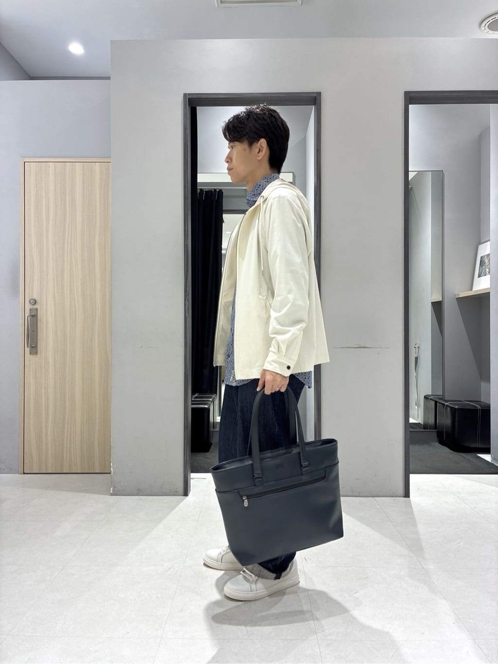 わいずみさんの「TAKEO KIKUCHI｜【3D ナイロン ストレッチ】ジップアップ フードブルゾン」を使ったコーディネート