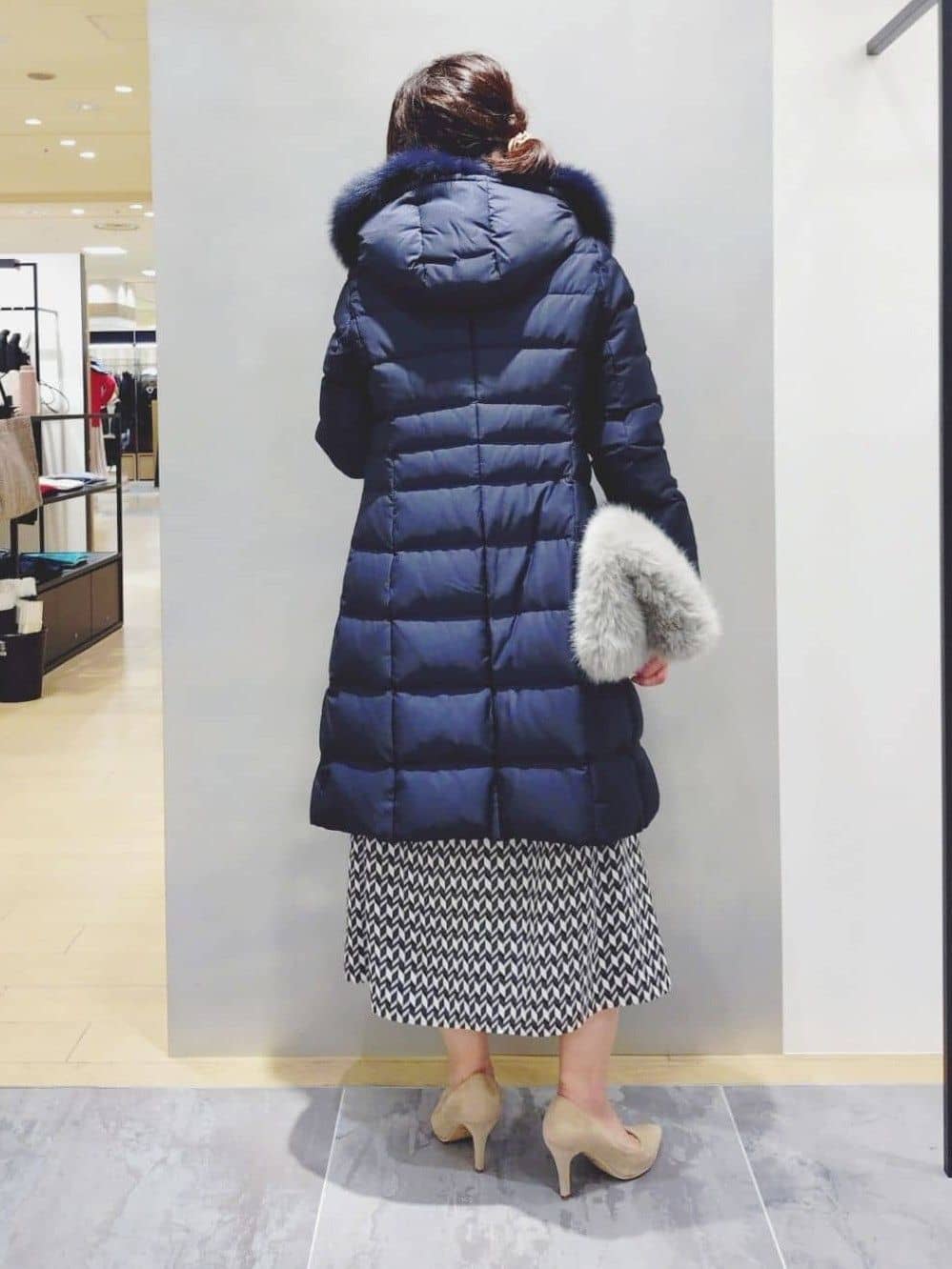 TOMOMIさんの「INDIVI｜【名品／撥水／抗菌防臭】ロング丈リサイクルダウンコート」を使ったコーディネート