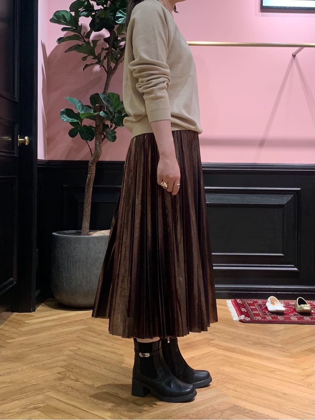 SAKAIさんの「DRESSTERIOR｜◆【洗える/ストレッチ性/オンオフ】箔プリントプリーツスカート」を使ったコーディネート