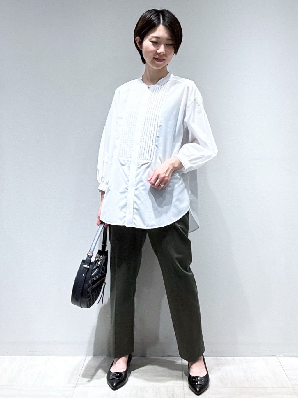 まちこさんの「Reflect｜【程よいゆとり感／体型カバー】ピンタックデザインシャンブレーブラウス」を使ったコーディネート