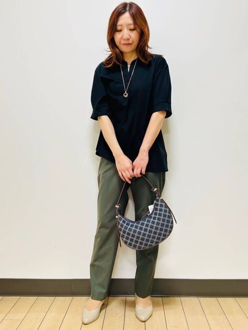 miiiさんの「Reflect｜【すっきり見え！長め丈／マシンウォッシュ可】スキッパーネックジャージトップス」を使ったコーディネート
