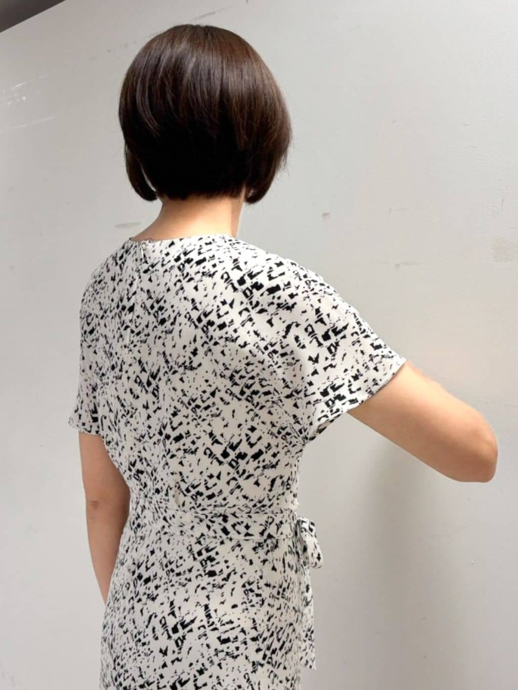 keikoさんの「COUP DE CHANCE｜【手洗い可／日本製】カシュクール風ワンピース」を使ったコーディネート