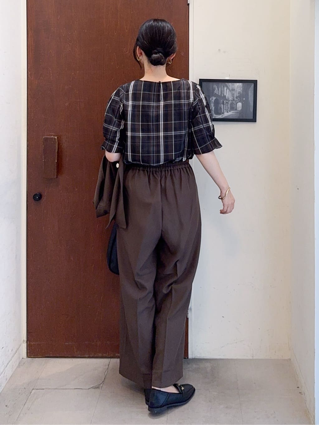 𝐇𝐢𝐫𝐨𝐦𝐢さんの「SHOO･LA･RUE｜【S-LL/5分袖】お袖タックできれいに魅せる 大人のチェックブラウス」を使ったコーディネート
