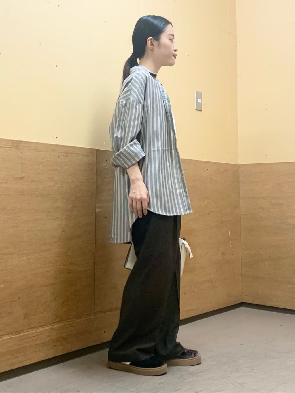 sahoさんの「THE SHOP TK｜【後ろ姿もサマになる】ストライプ バックシャーリングシャツ/体型カバー/洗える」を使ったコーディネート
