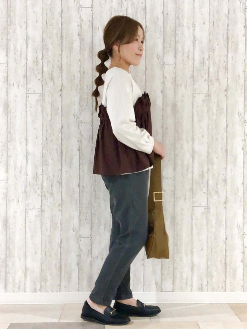 オリえもんさんの「SHOO･LA･RUE｜【洗濯機可/S-LL】1枚で華やか フリルドッキングトップス」を使ったコーディネート
