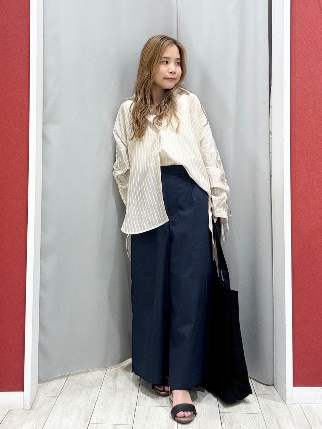 shioさんの「SHOO･LA･RUE｜【S-LL】程よい透け感 ストライプ柄 お袖ギャザーデザインシャツ」を使ったコーディネート