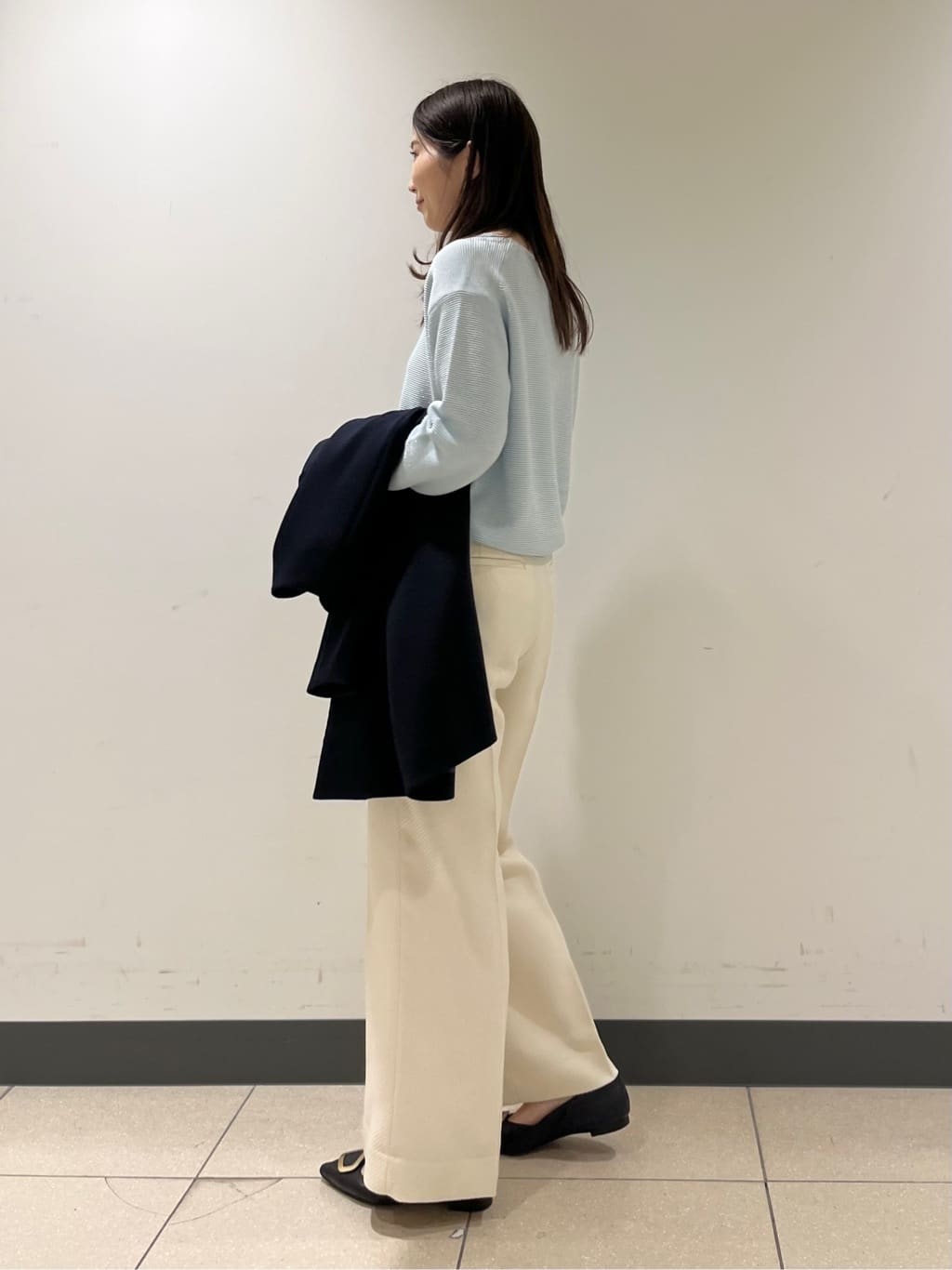shokoさんの「INDIVI｜【ウール混ラメ素材】Vネック煌めきニット」を使ったコーディネート