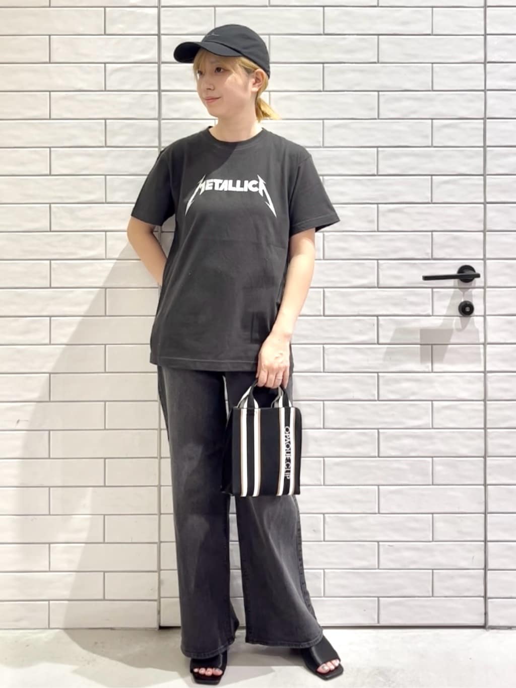 しおりさんの「OPAQUE.CLIP｜ロックTシャツ別注アソート【GREEN DAY／METALLICA／THE BEATLES】」を使ったコーディネート