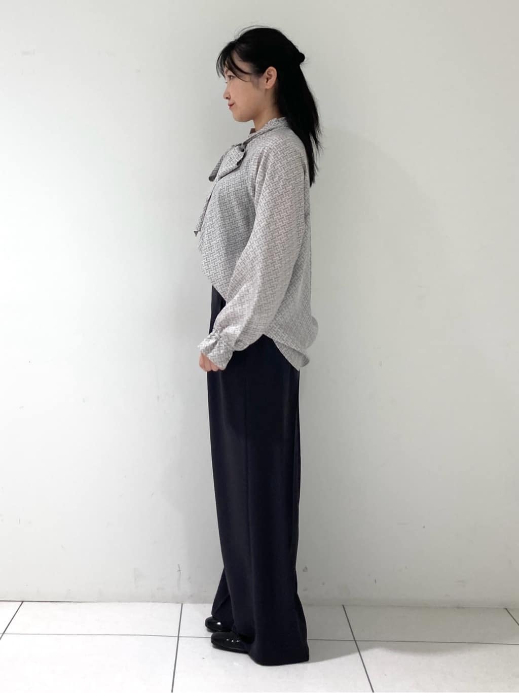 momokoさんの「INDIVI｜ジオメプリントボウタイブラウス」を使ったコーディネート