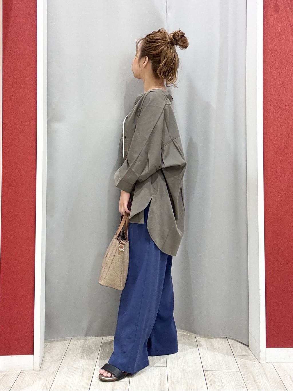 shioさんの「SHOO･LA･RUE｜【S-LL/洗濯後しわになりにくい】コットン風 前あきドルマンブラウス」を使ったコーディネート