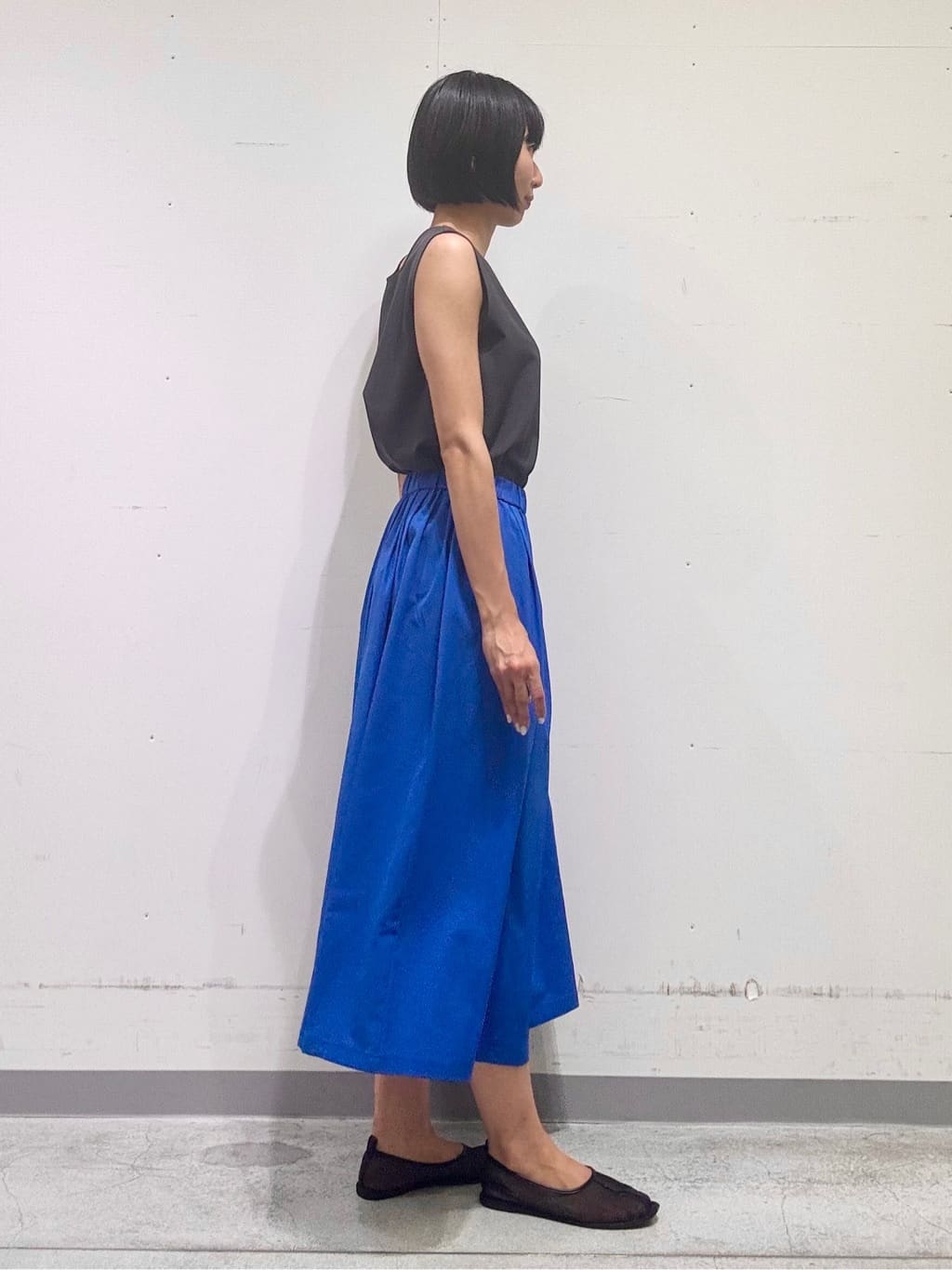naoさんの「INDIVI｜【クールエアー素材／UVケア／セットアップ可能】エアリーフレアパンツ」を使ったコーディネート