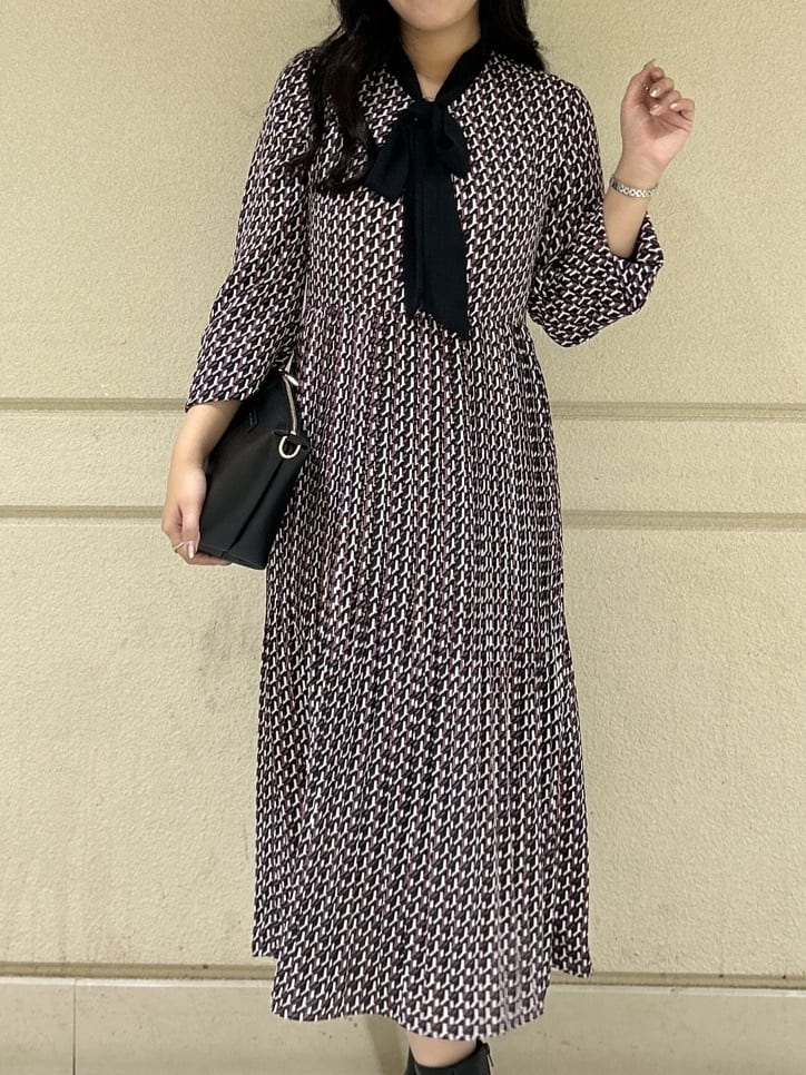 Momokaさんの「COUP DE CHANCE｜【リボン取り外し可】幾何柄プリーツワンピース」を使ったコーディネート