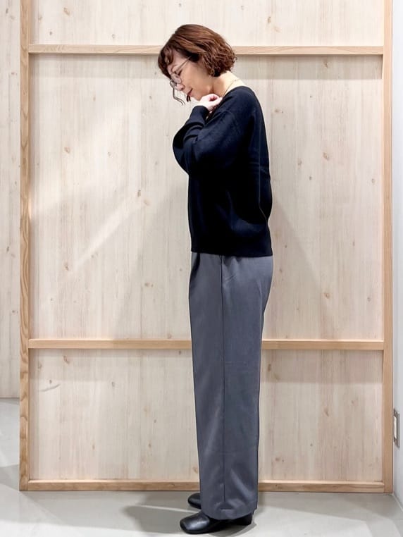 nakoさんの「THE SHOP TK｜【すっきりシルエットが叶う】大人のためのVネックニット/毛玉になりにくい/静電気防止/洗濯機OK」を使ったコーディネート