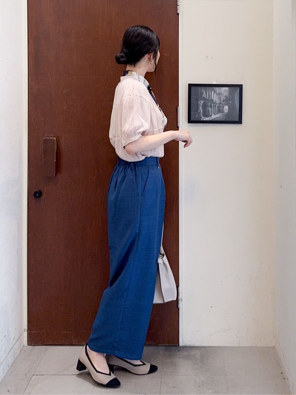 𝐇𝐢𝐫𝐨𝐦𝐢さんの「SHOO･LA･RUE｜【洗える/S-LL】大人上品な印象のサテン5分袖ブラウス」を使ったコーディネート