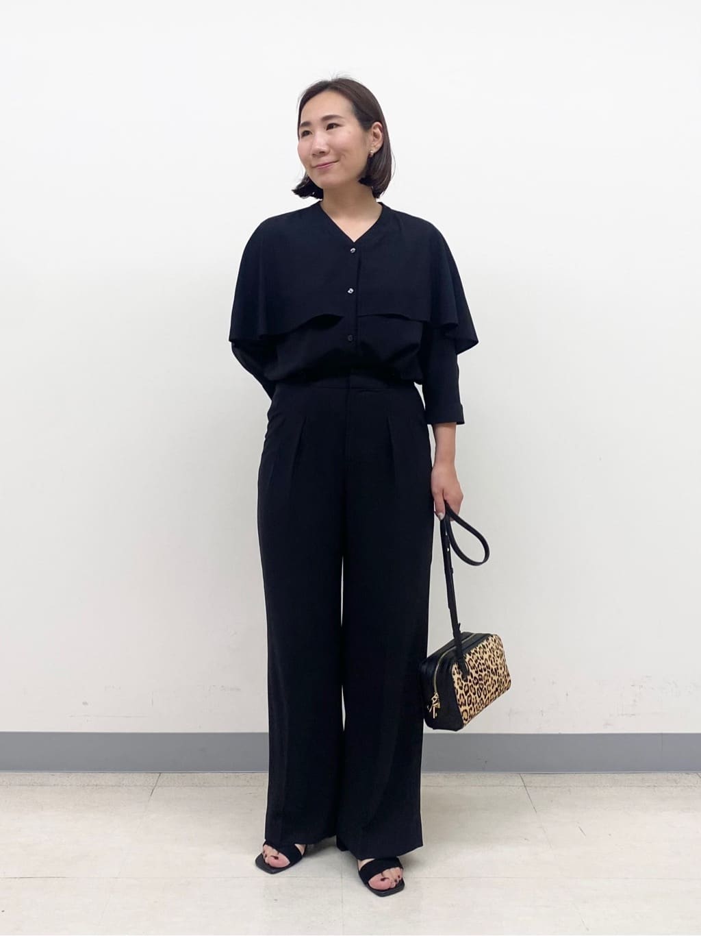YUKARIさんの「INDIVI｜【羽織りとしても活躍！】ケープカラーブラウス」を使ったコーディネート