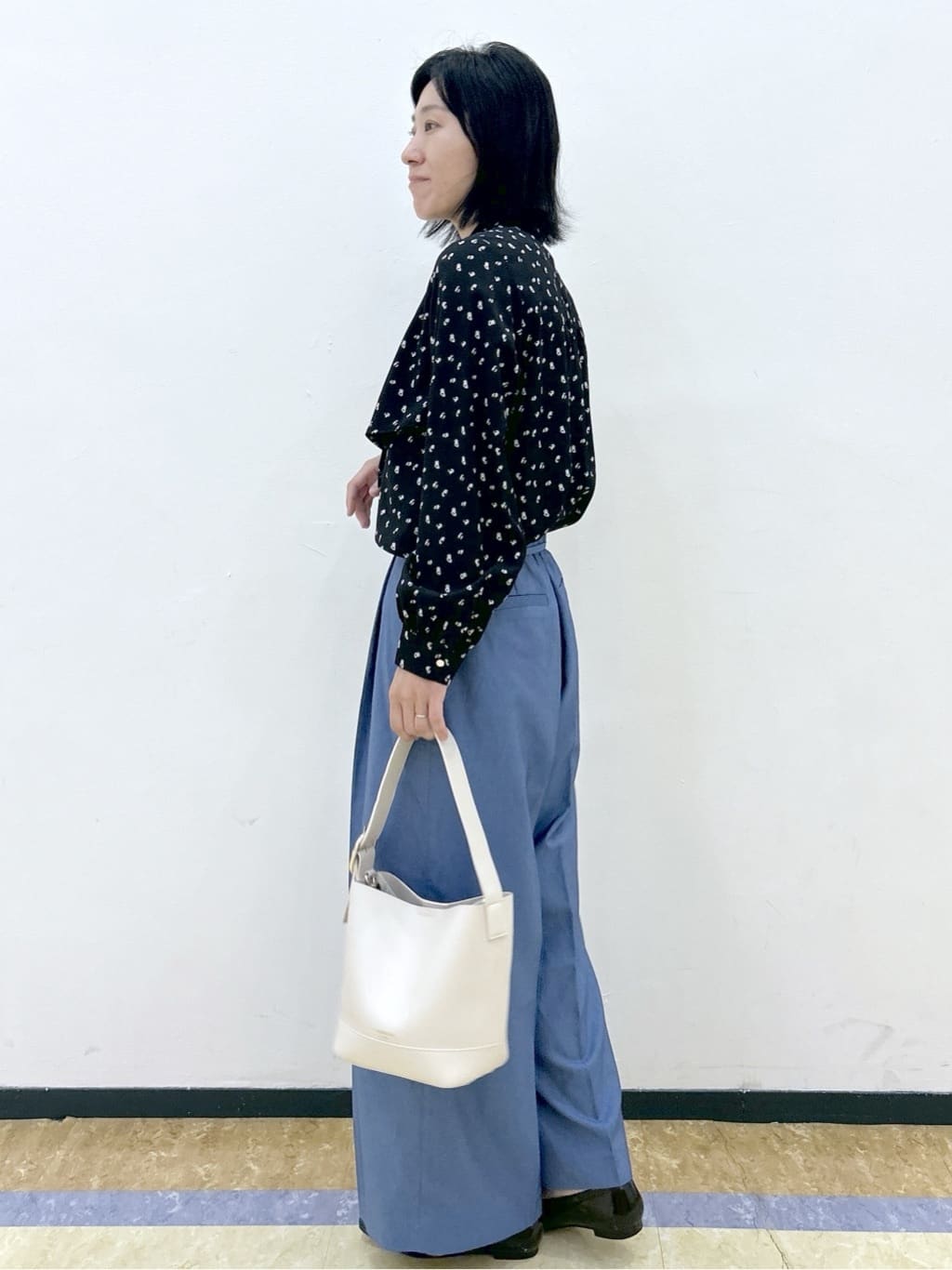 su.さんの「index｜【抗菌防臭加工】メタルバーエナメルローファーシューズ」を使ったコーディネート