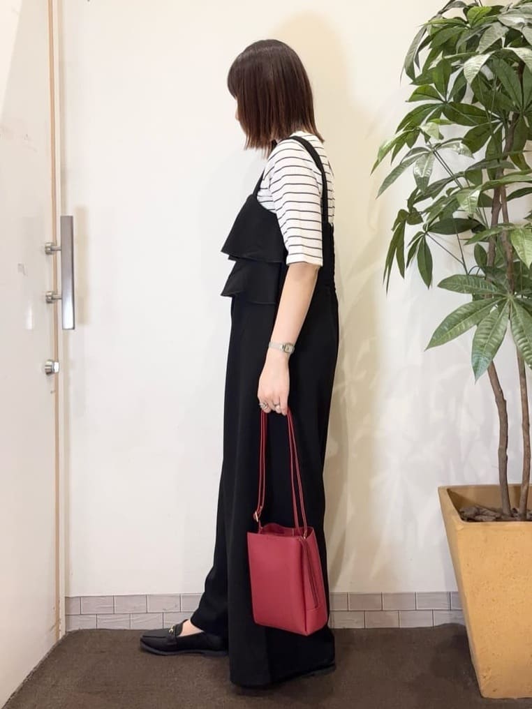 宗形さんの「SHOO･LA･RUE｜【洗える/S-LL】ティアードフリルサロペット」を使ったコーディネート