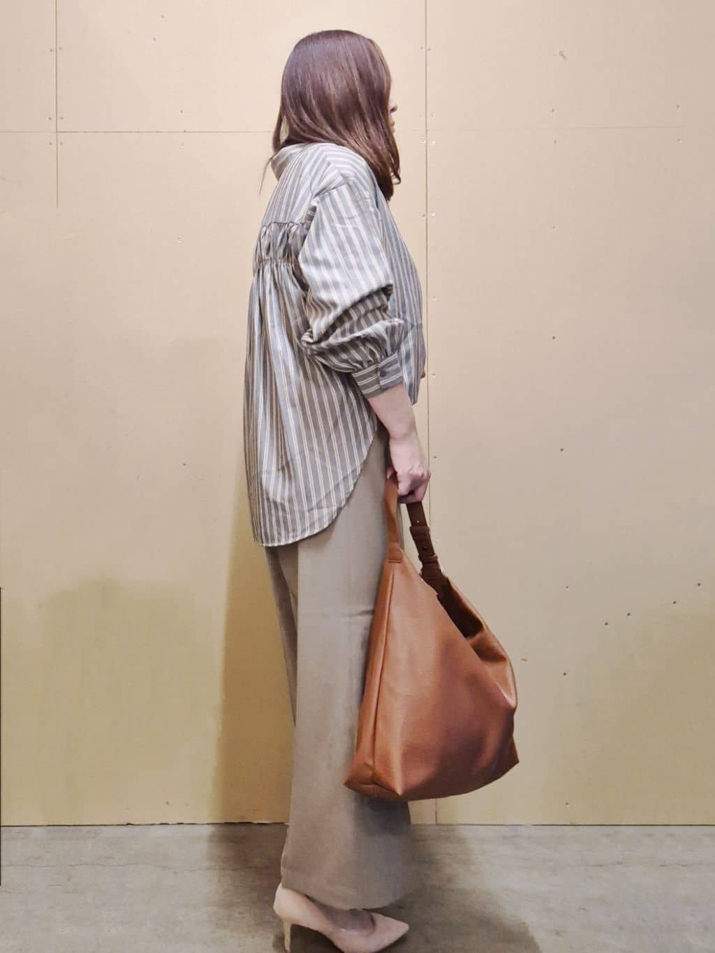 ひさえさんの「THE SHOP TK｜【後ろ姿もサマになる】ストライプ バックシャーリングシャツ/体型カバー/洗える」を使ったコーディネート