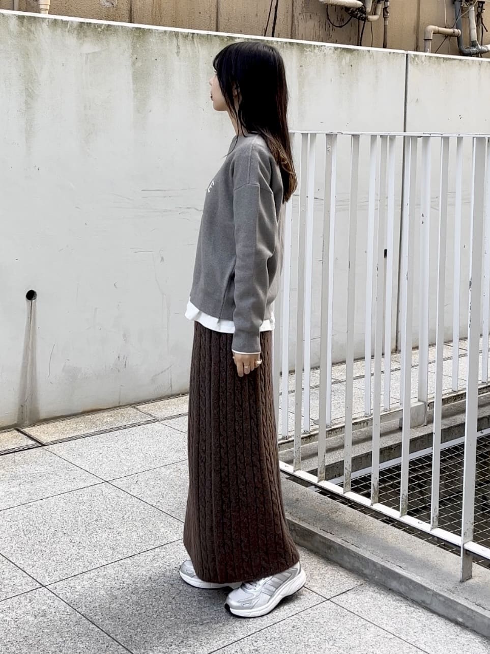 cotaniさんの「grove｜カレッジロゴキーネックニット」を使ったコーディネート
