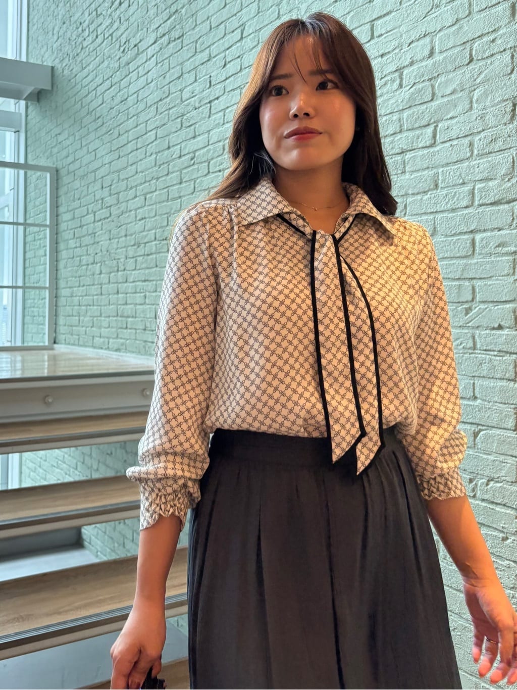 MISAKIさんの「COUP DE CHANCE｜【手洗い可／ボウタイ取外し可】配色パイピングボウブラウス」を使ったコーディネート