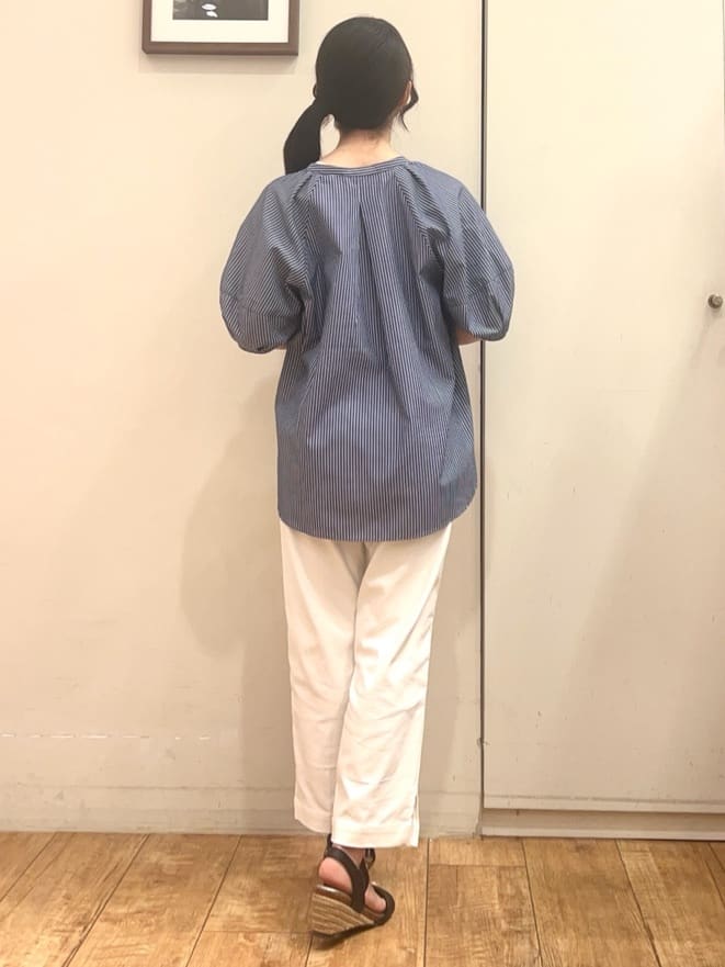 AIRIさんの「SHOO･LA･RUE｜【S-LL/洗濯後しわになりにくい】ランタンスリーブで女性らしく 5分袖スキッパーブラウス」を使ったコーディネート