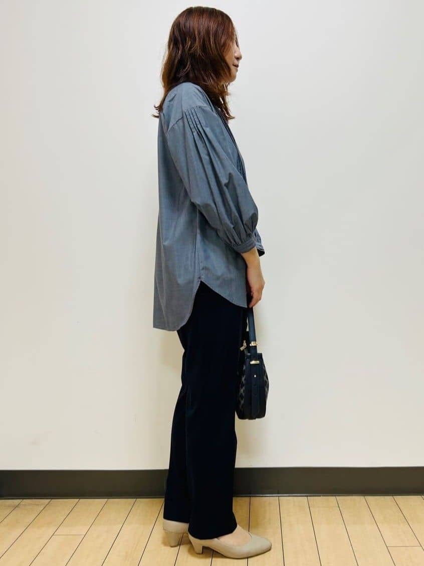 miiiさんの「Reflect｜【程よいゆとり感／体型カバー】ピンタックデザインシャンブレーブラウス」を使ったコーディネート