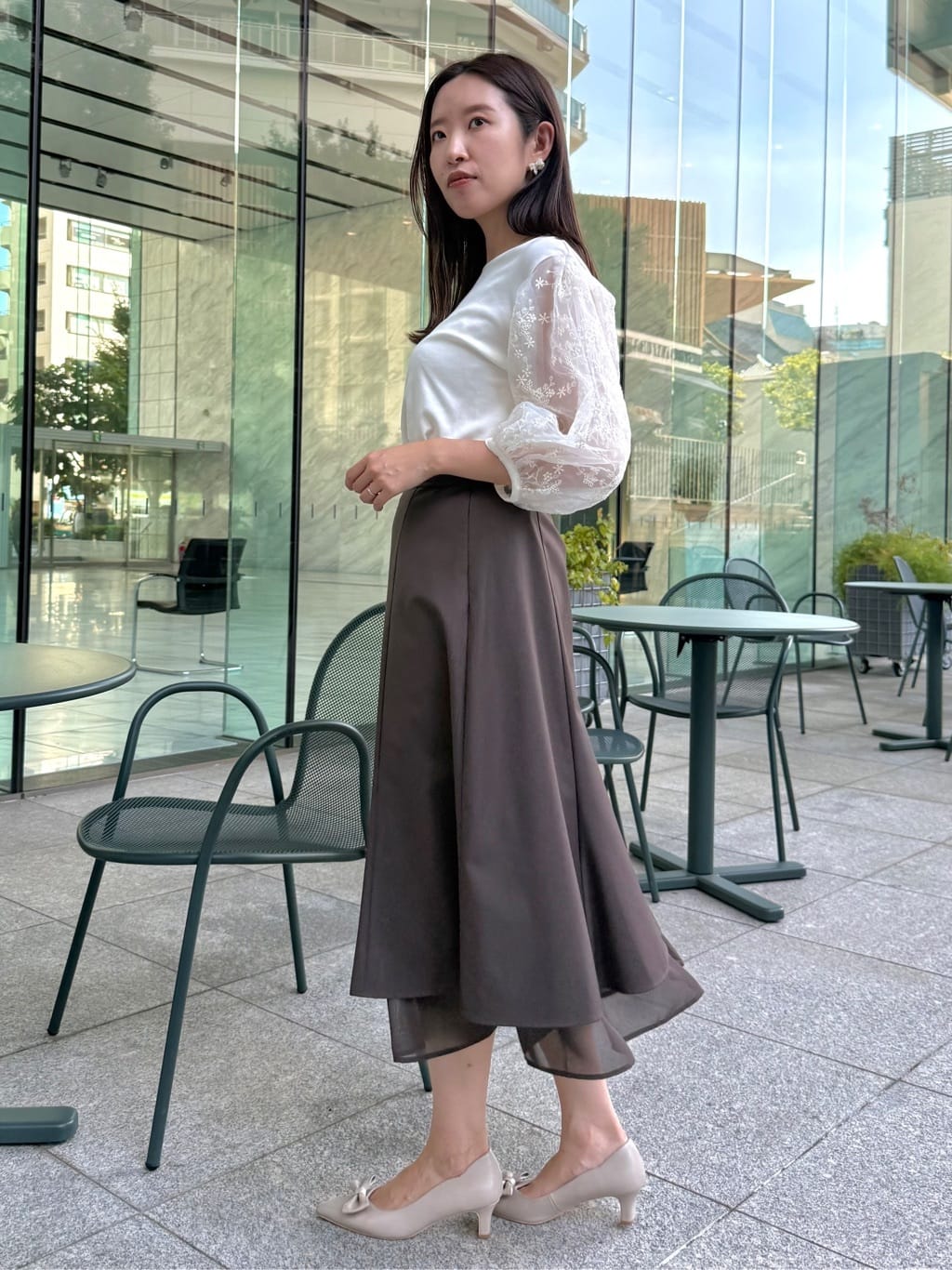 teiさんの「Couture brooch｜【接触冷感・UVカット・マシンウォッシャブル】袖レースドッキングカットソー」を使ったコーディネート