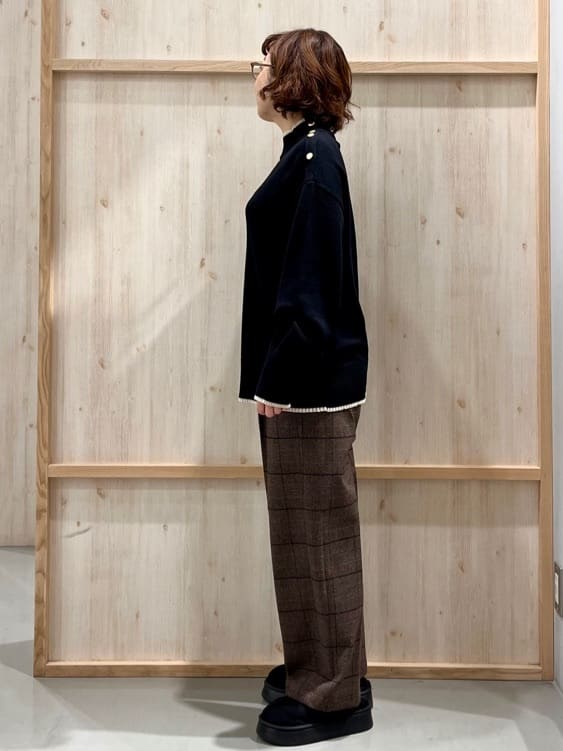 nakoさんの「THE SHOP TK｜【インしないで着られる】金ボタン ハイネックニット/毛玉になりにくい/静電気防止/洗濯機OK」を使ったコーディネート