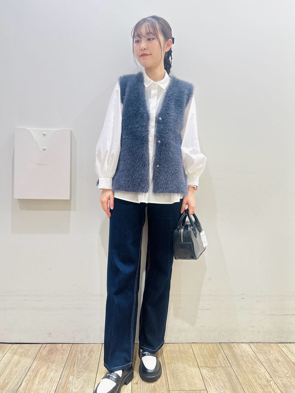 MOMOさんの「index｜《andGIRL掲載》フェザーペプラムジレ【洗濯機OK／抗ピル】」を使ったコーディネート