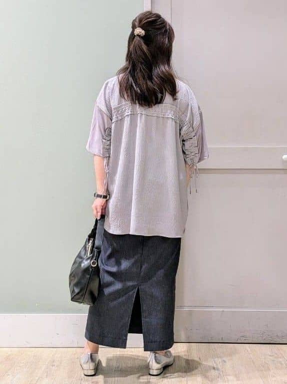 チグ♪さんの「grove｜後ろ姿で魅せる　バックドロストシャーリングTシャツ」を使ったコーディネート