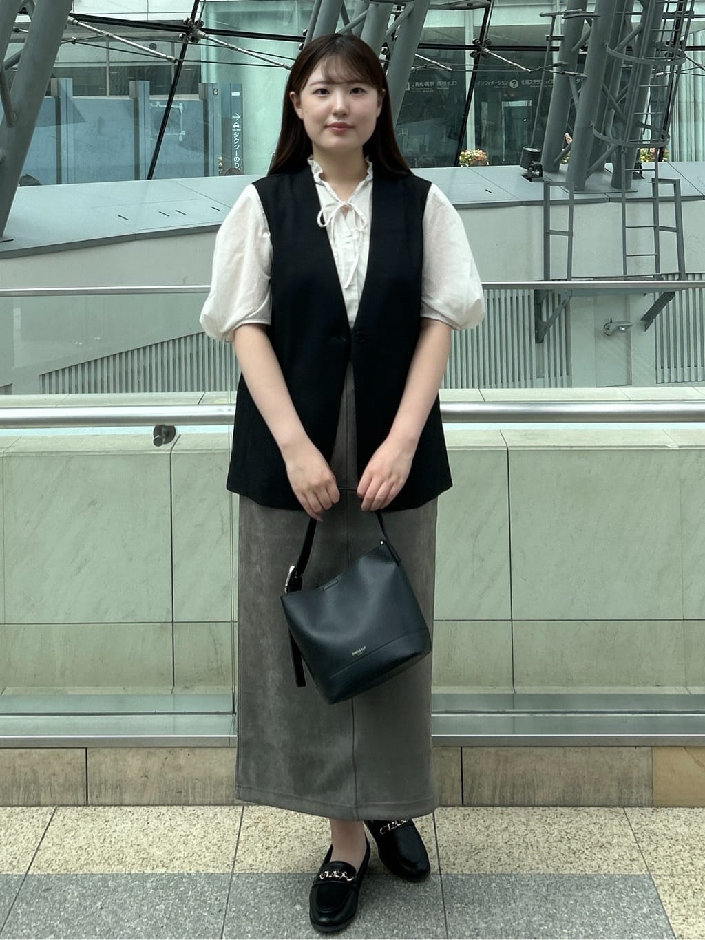 sayaさんの「OPAQUE.CLIP｜リネンライクVネックジレ【洗濯機洗い可】」を使ったコーディネート
