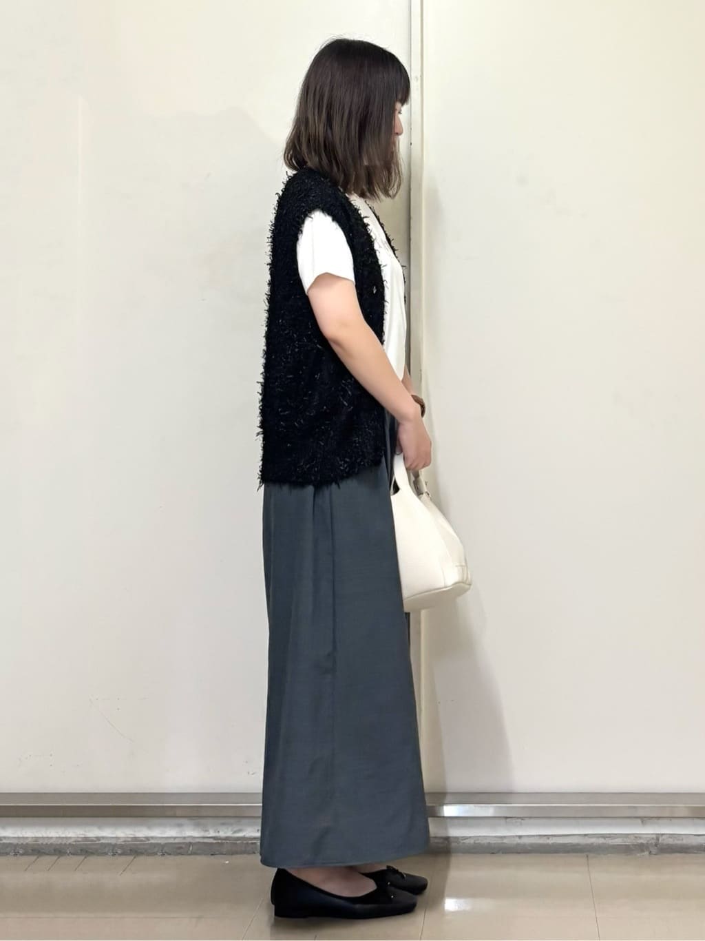 やまさんの「OPAQUE.CLIP｜スパンコール刺繍ロゴTシャツ【洗濯機洗い可／接触冷感／UVケア】」を使ったコーディネート