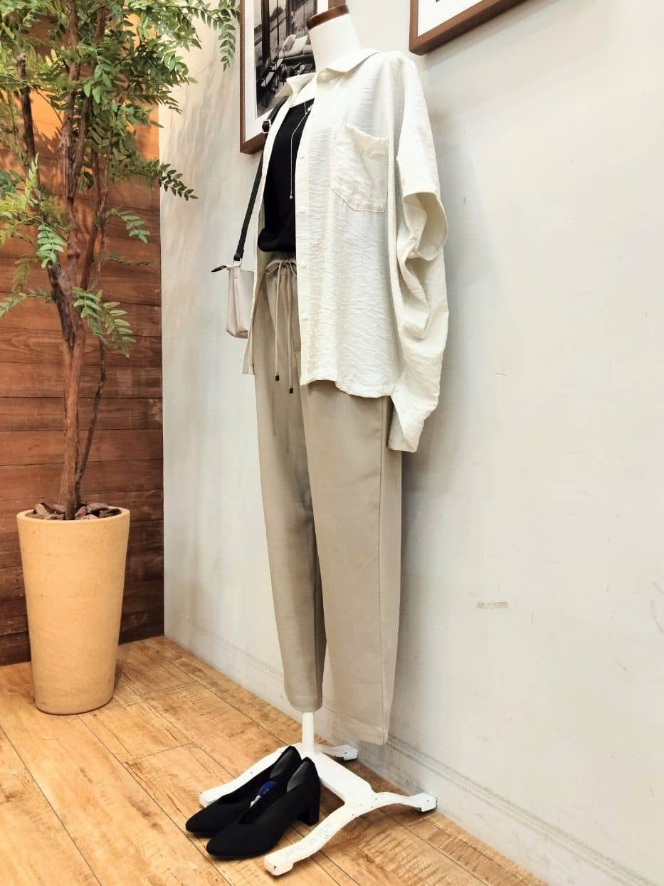 うっちーさんの「SHOO･LA･RUE｜【洗える/S-LL/5分袖】1枚でも羽織としても。さらさらドレープシャツ」を使ったコーディネート