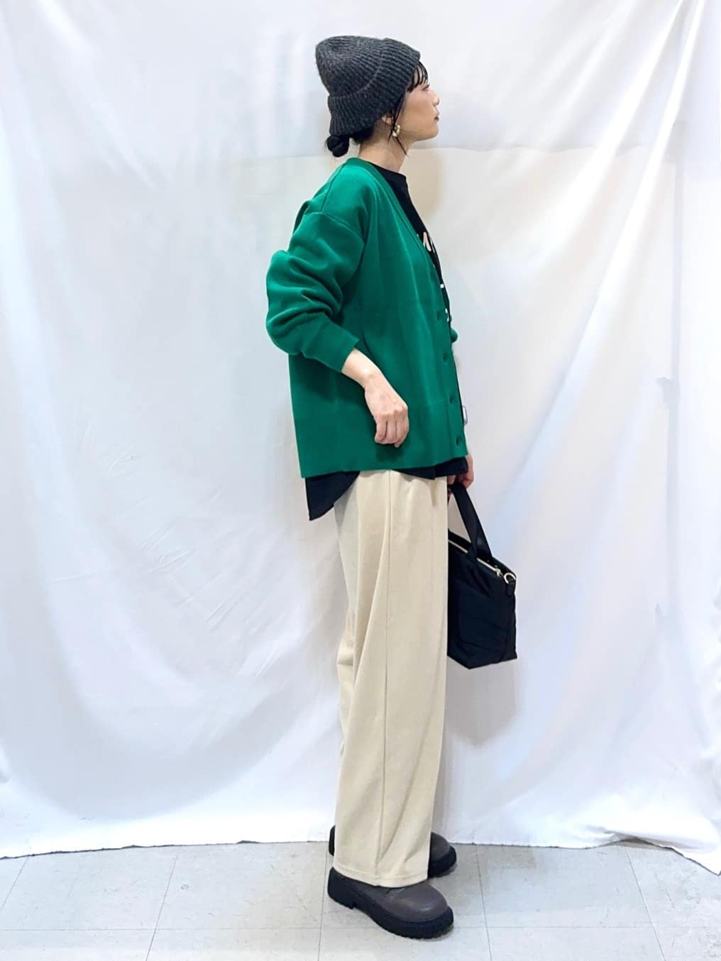 𝐇𝐢𝐫𝐨𝐦𝐢さんの「SHOO･LA･RUE｜【洗える/毛玉レス】表面がきれいなVネックカーディガン」を使ったコーディネート
