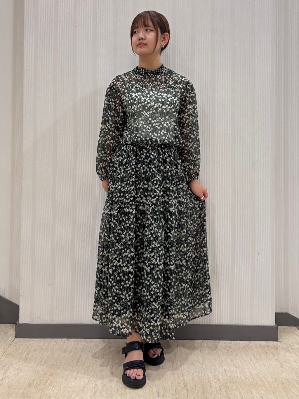 ちひさんの「INDIVI｜【秋映え柄/セットアップ可能】フラワーシフォンブラウス」を使ったコーディネート