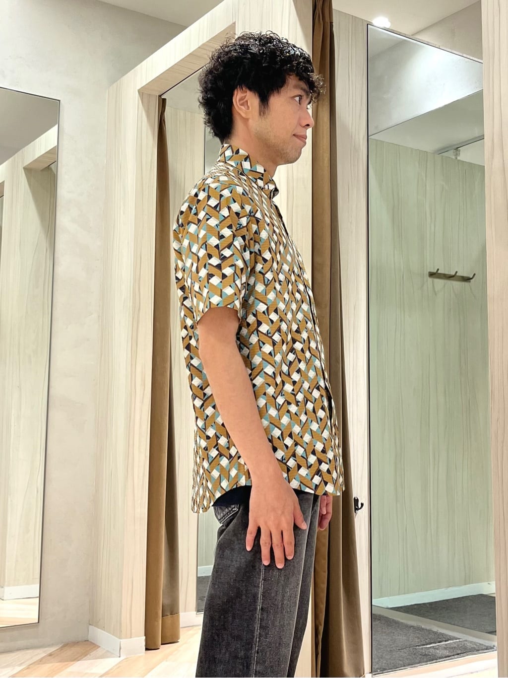 URAさんの「TAKEO KIKUCHI｜【COOL CITY WEAR】籠目アート柄 サッカーシャツ /通気性」を使ったコーディネート