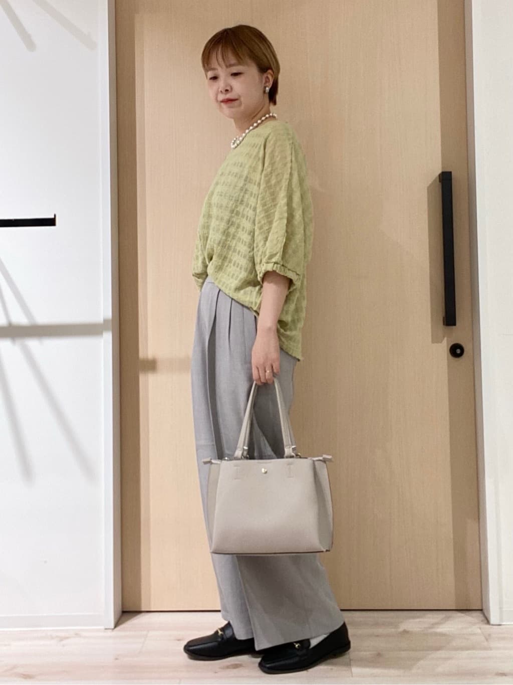 ひらしーさんの「SHOO･LA･RUE｜【S-LL】涼やかで好印象 シアーチェック ドルマントップス」を使ったコーディネート