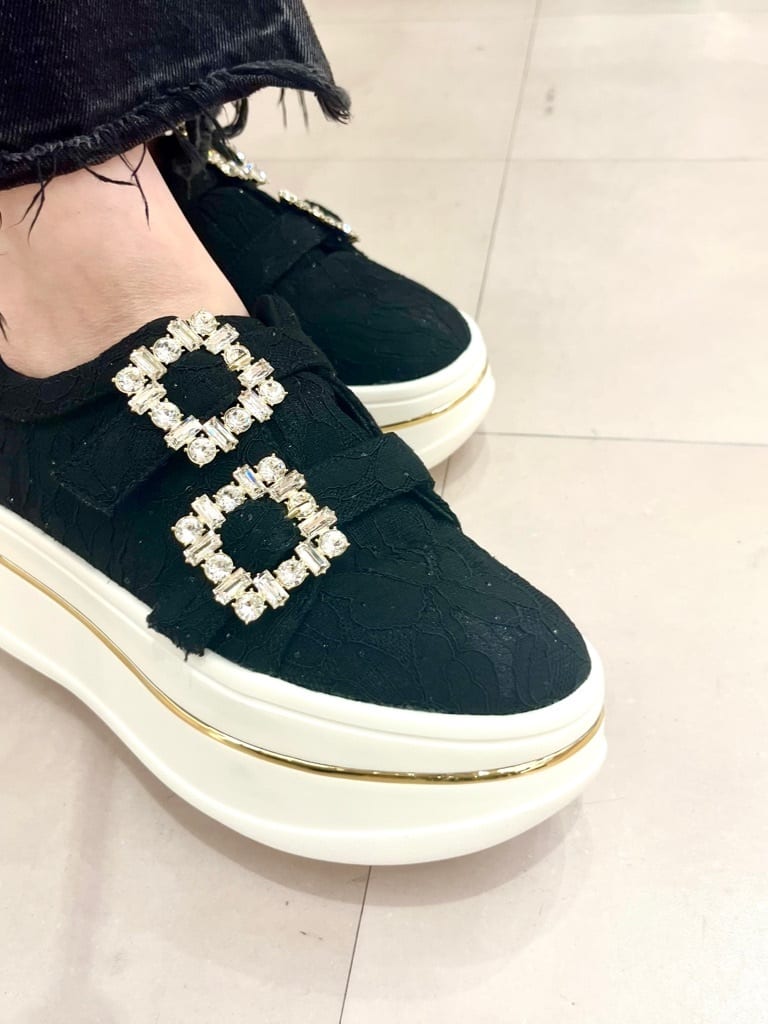 Oさんの「ESPERANZA｜ビジューバックルWストラップレーススニーカー」を使ったコーディネート