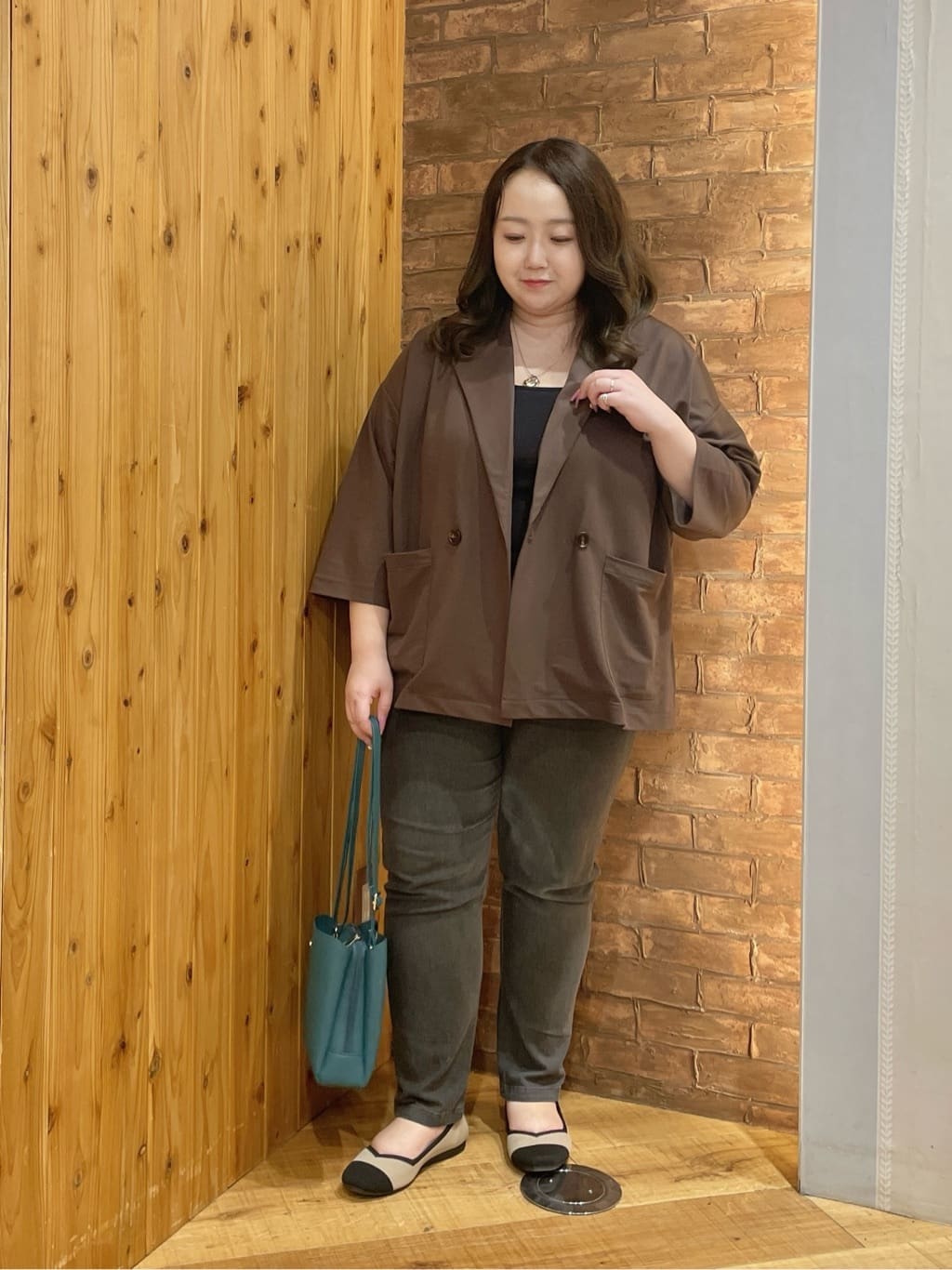 Risaさんの「SHOO･LA･RUE｜【高レビュー/SS-LL/美脚シルエット】自然に体型カバー イージーデニム テーパードパンツ」を使ったコーディネート
