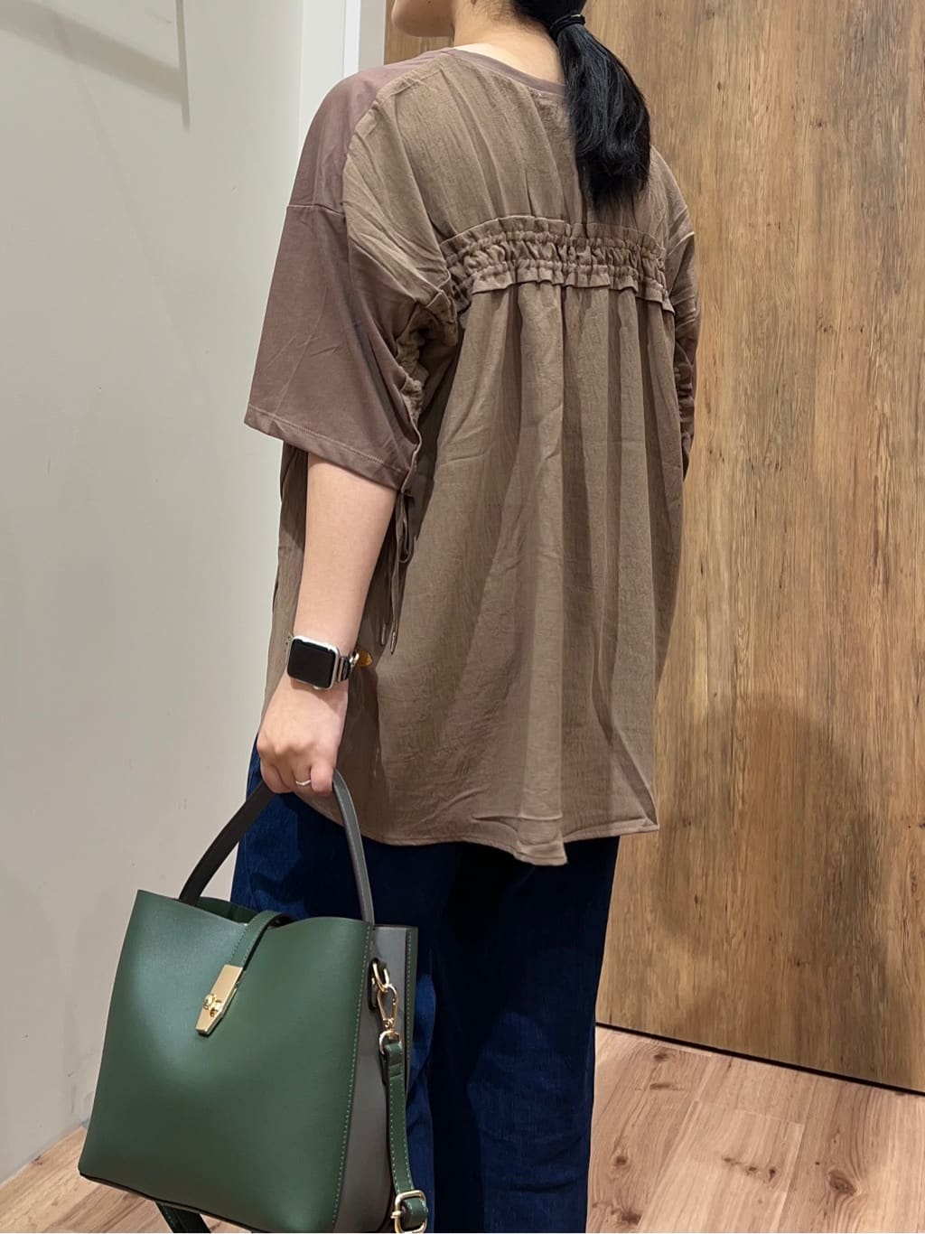 Reinaさんの「grove｜後ろ姿で魅せる　バックドロストシャーリングTシャツ」を使ったコーディネート